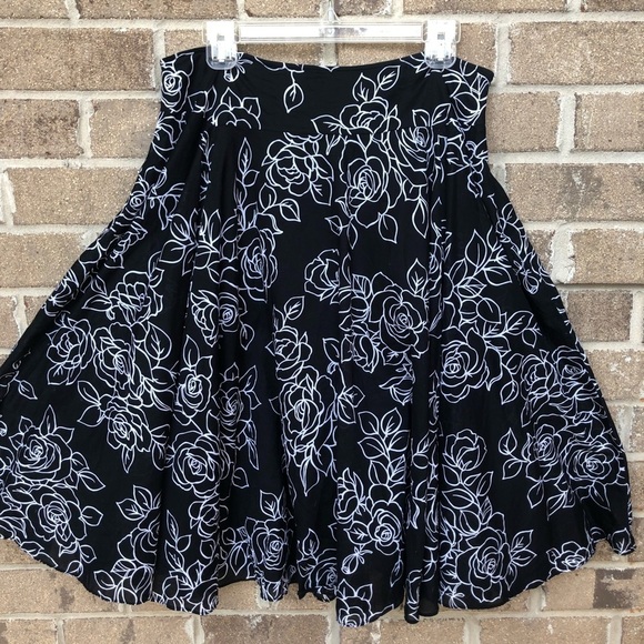 Jones New York Dresses & Skirts - Jones New York Black White Floral A line skirt Size 14 Flowy